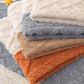 🛋️ 50% RABATT NU! 🐾 Halksäkert Sofföverdrag – Mjuk Fleece, Maskintvättbart & Husdjursvänligt – Skyddar Mot Fläckar, Hår & Klor ✨
