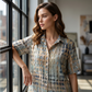 👚 50 % RABATT JUST NU! ✨ Sommarblus med krage för dam – abstrakt mönster, ledig passform och luftig – lätt, andas bra och perfekt för varma dagar eller en avslappnad kontorslook 🍃