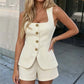 👚 50% RABATT NU! 👑 Kvinnors Fyrkantsringning Väst & Shorts Set – Elegant Halsringning, Guldknappar & Strukturerad Passform – 2-delat Koordinerat Sommarutseende 🧩